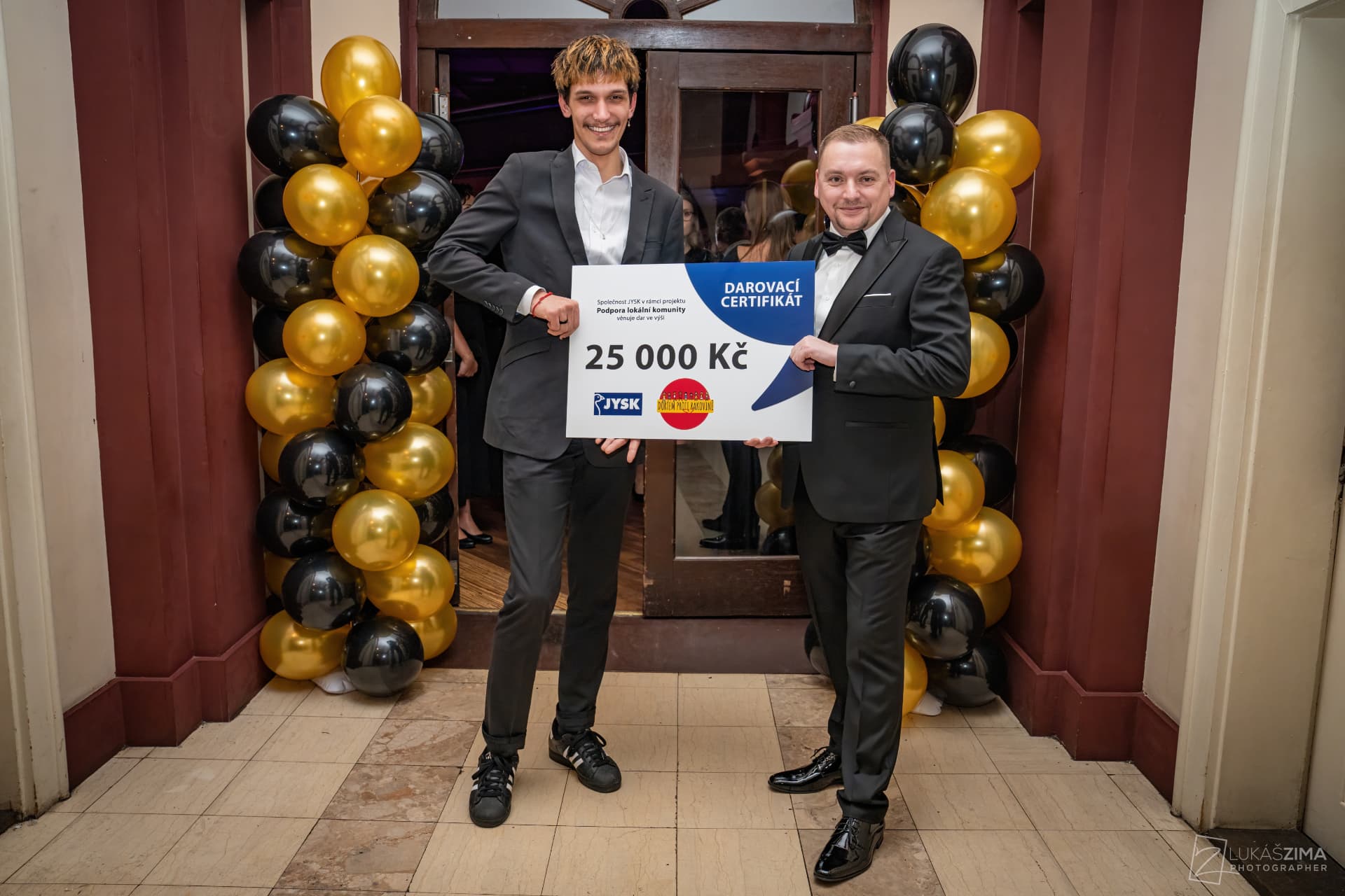 Předání darovacího certifikátu ve výši 25 000 Kč na čtvrtém plese