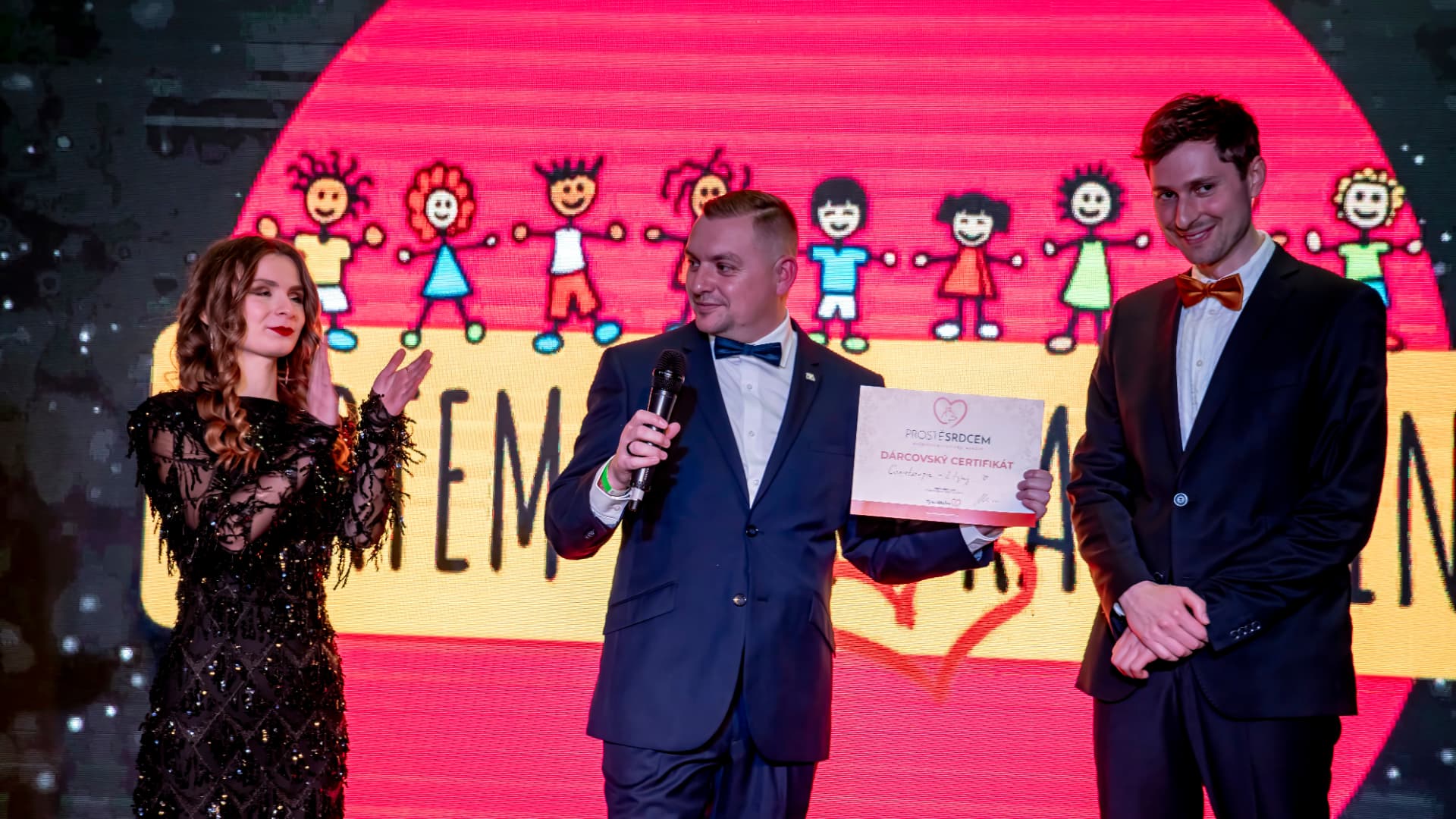 Předání dárcovského certifikátu na pódiu 3. charitativního plesu