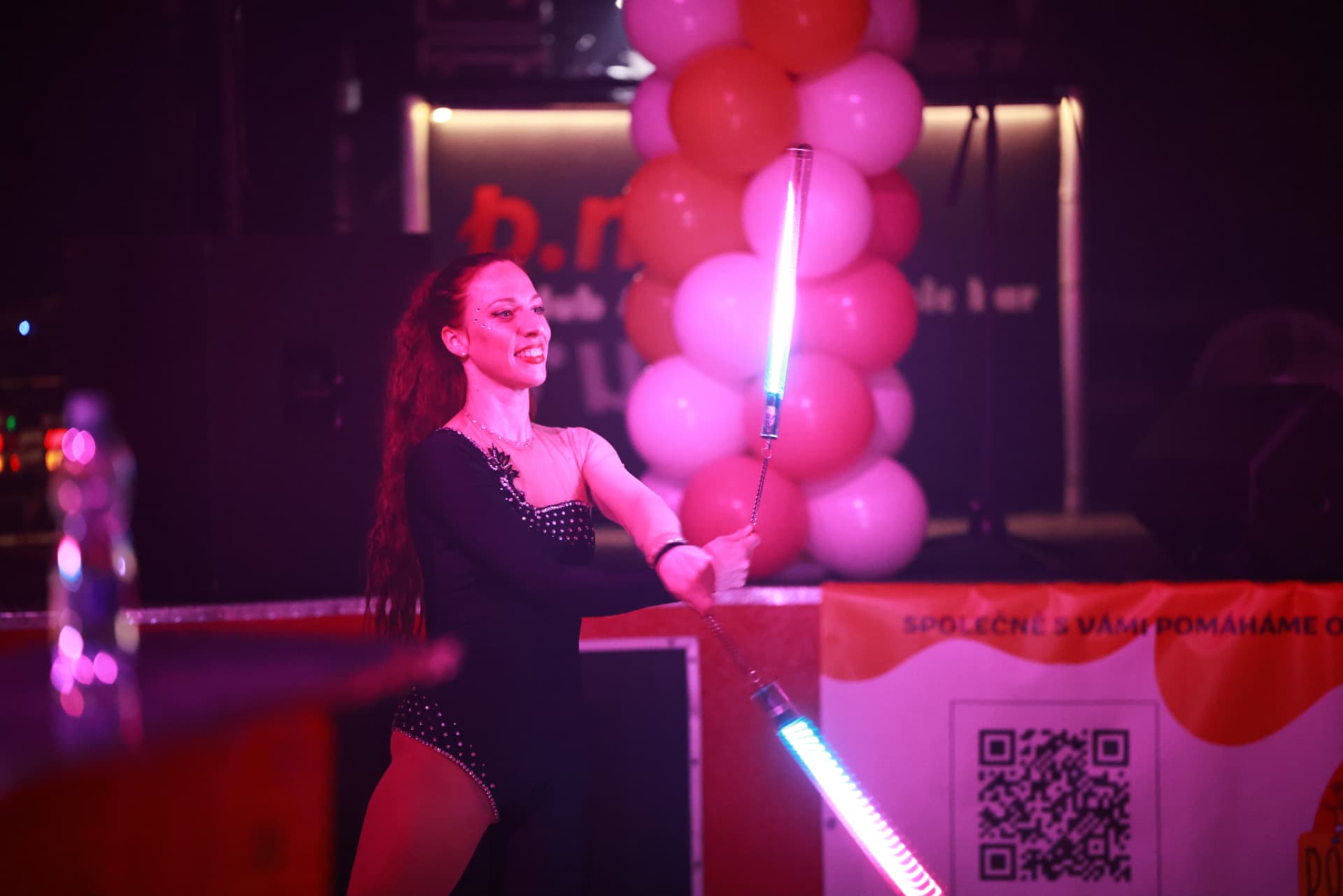 Performerka se světelnou show na 2. charitativním plese